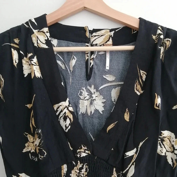 Free People Smocked Crop Blouse Plunging  V-Neck Black with Tan, Cream Floral XS - Picture 5 of 15